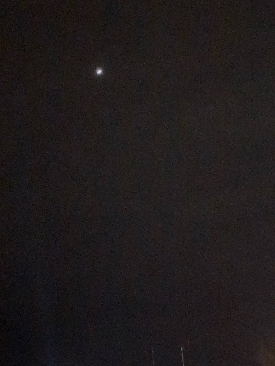 昨夜の。
部分月食→皆既月食→部分月食
雲でぼんやりした月を、なんとか観れました🌕