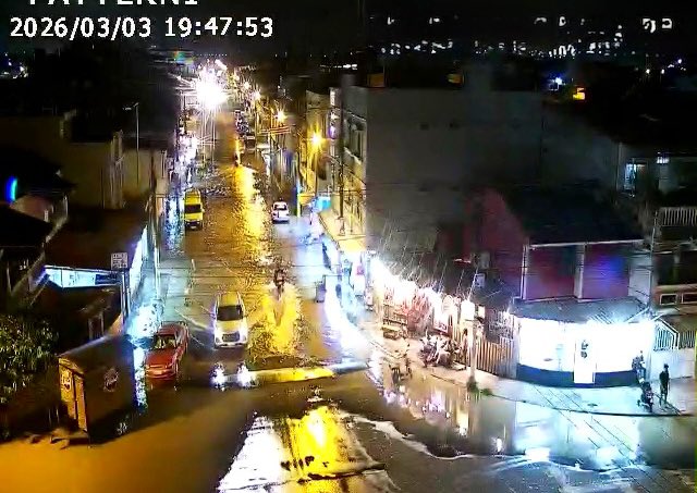 📍#Durán | A través de las cámaras de videovigilancia del #ECU911 Samborondón se visualiza calle anegada por efecto del aguaje en la Av. Malecón, cdla. Abel Gilbert 3. 

⚠️ Se recomienda a los conductores circular con precaución y tomar vías alternas de ser posible.