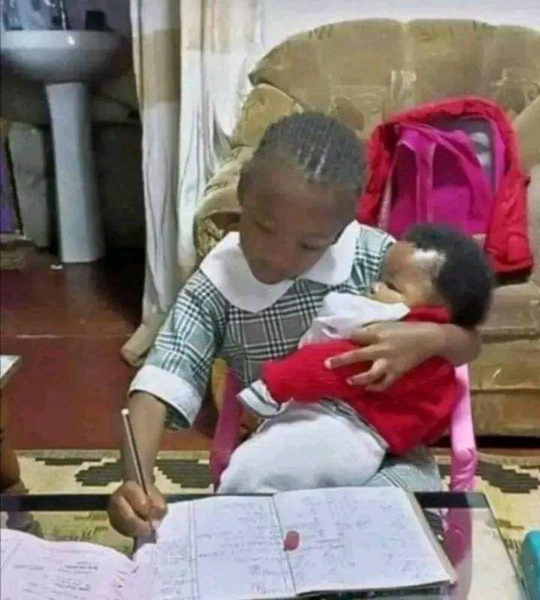 LobiNzambe's tweet photo. Être aînée de la famille, est une grande responsabilité 😔 Que Dieu vous bénisse financièrement mes dames 💵💰💌 https://t.co/W8yZlEw5kS