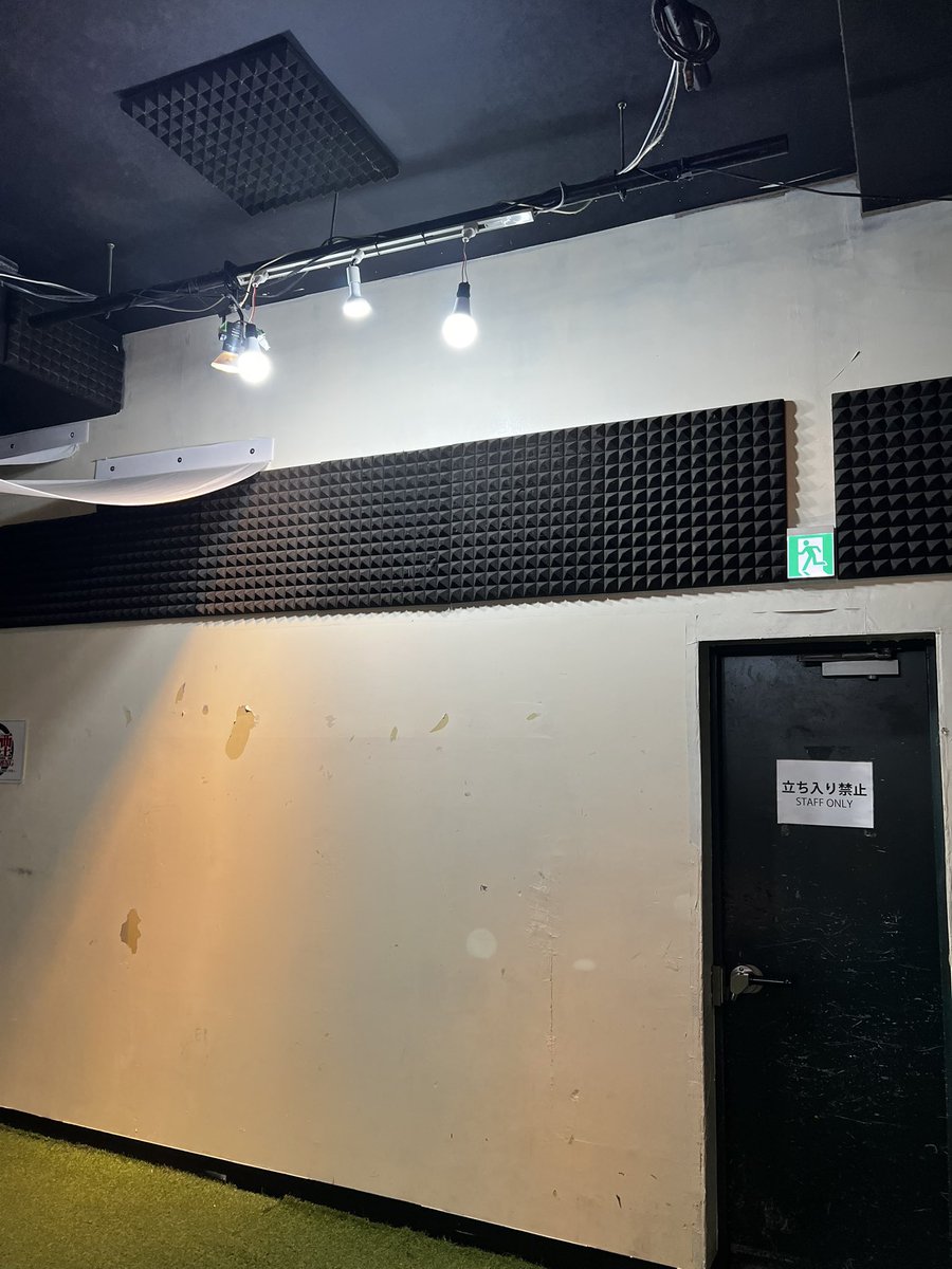 kyoto_roka's tweet photo. 特典会の時だけつける電気を設置しました！

明るい！ https://t.co/lbUpP76Nyt