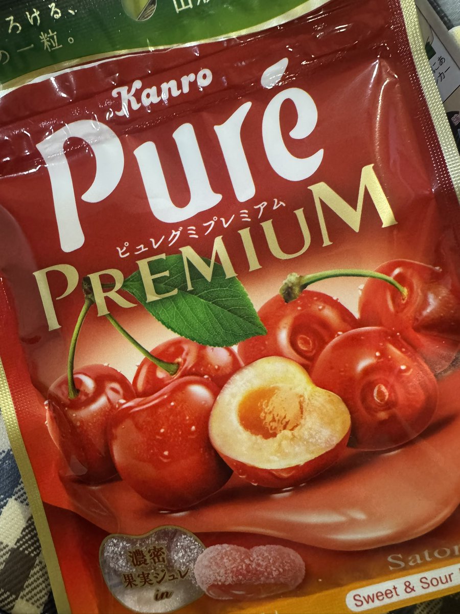 膝が痛すぎなのでサポーターを買いに行った帰りに買ったピュレグミが美味しすぎた！さくらんぼ🍒大好きだ！！