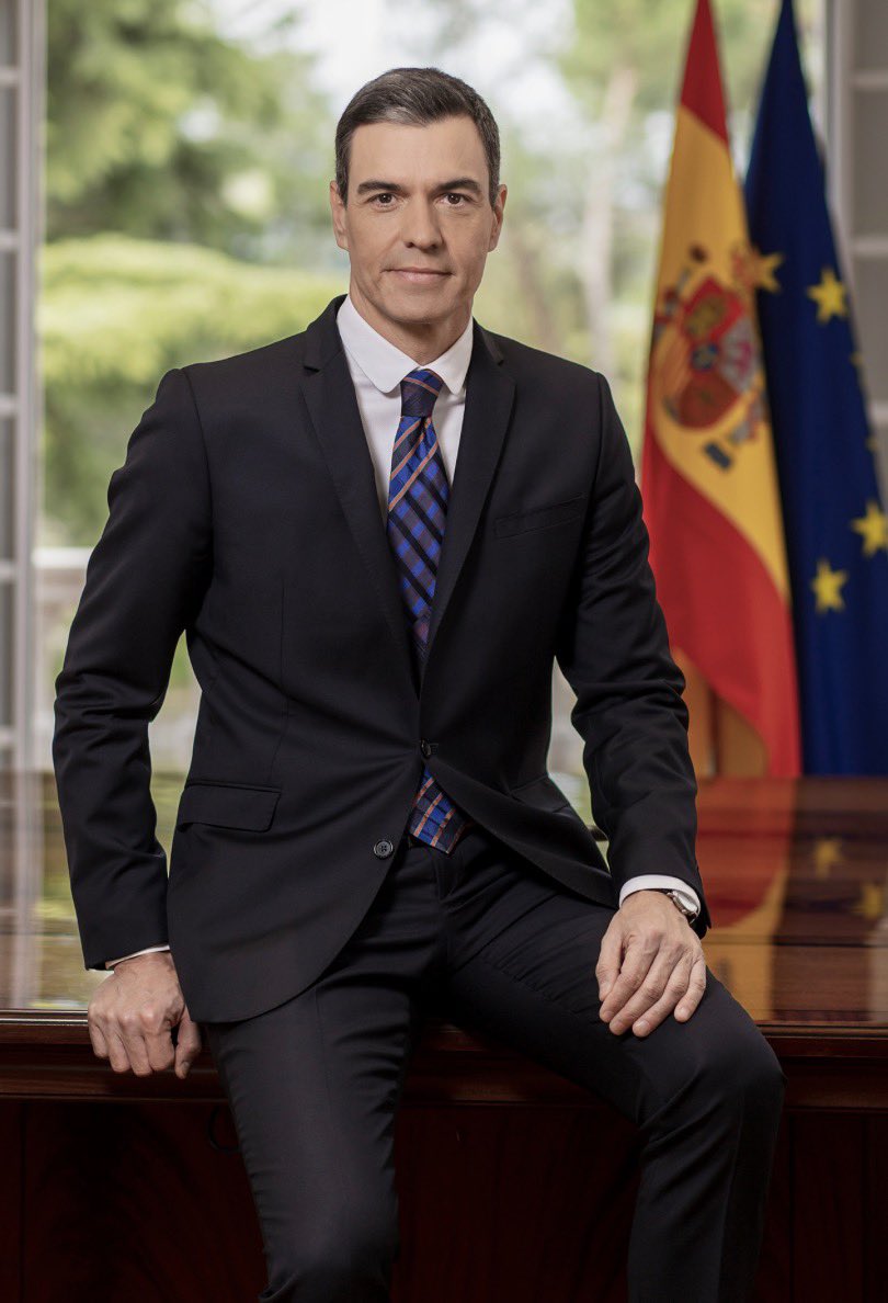 Lo hanno chiamato pazzo, estremista, antisemita.
Hanno provato a isolarlo, delegittimarlo, ridicolizzarlo.
Trump lo ha attaccato apertamente, minacciando di rompere i rapporti commerciali con la Spagna:
“È un alleato terribile. Taglieremo i commerci”.
Perché?
Perché Pedro Sánchez