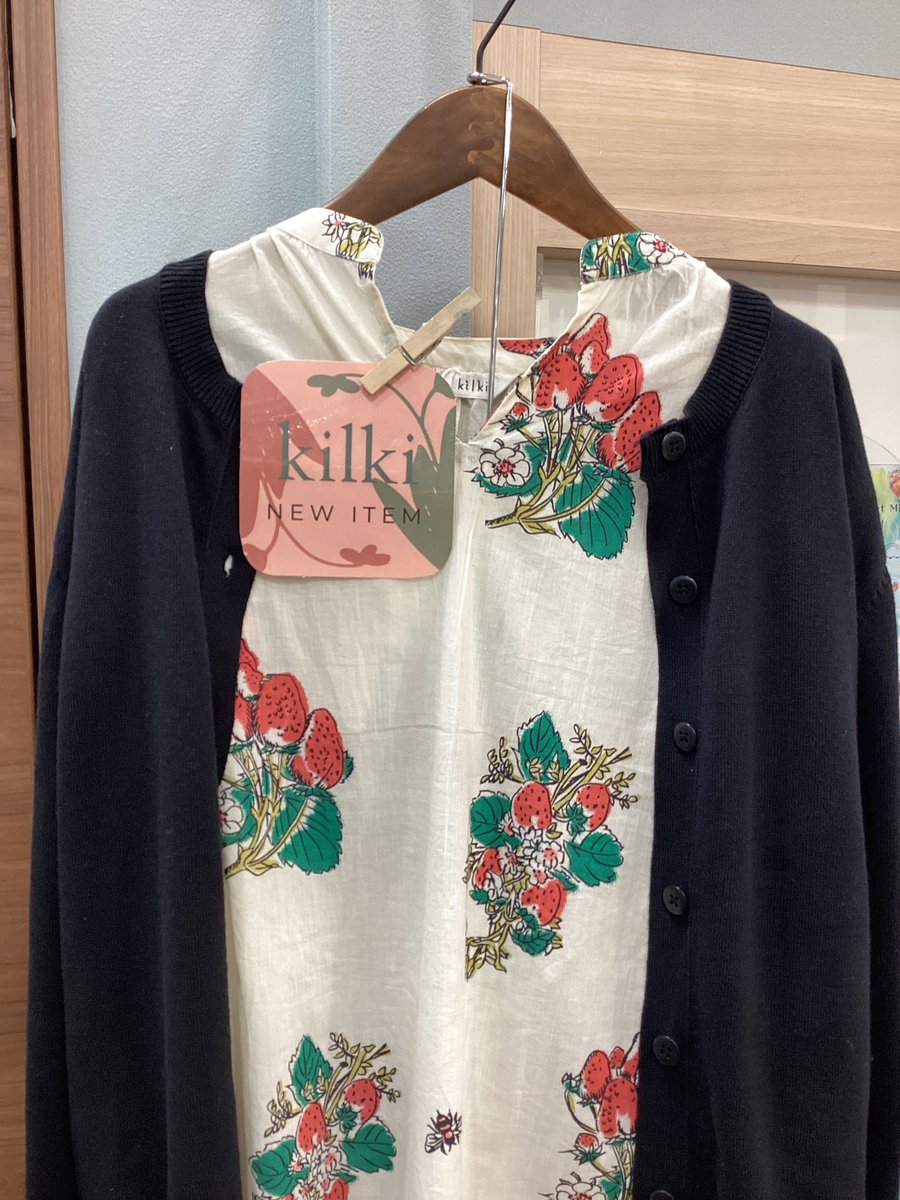 Craft_Mira_shop's tweet photo. こんにちは!Craft Miraです☺️
本日はKILKIの新作、苺柄トップスのご紹介です。三寒四温のこの季節に大活躍のオーガニックコットンのカーディガンと合わせてみました。
どうぞ店頭でご覧ください❣️
#就労支援
#つくば
#ハンドメイド
#KILKI
#春 https://t.co/t7bfYUYy7V