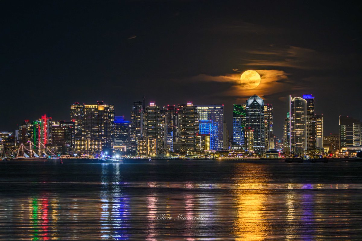 MannerinoRChris's tweet photo. The Worm moon rising over downtown San Diego.

Shot from Shelter Island. https://t.co/MO2Jtn9oZD