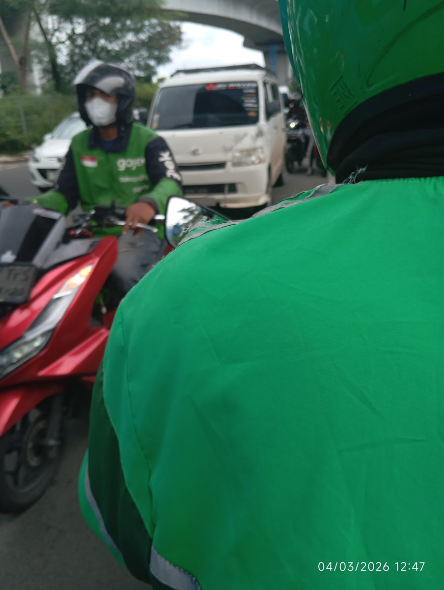 THIS IS THE WRONG LANE WHAT THE FUCK WAS MY UBER THINKING BRO WE R GONNA CRASH