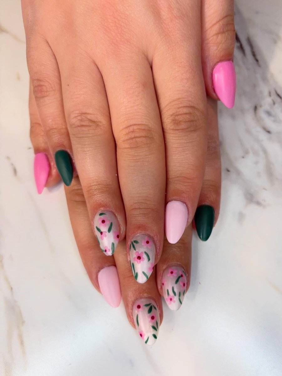 TheyCallMeShae4's tweet image. Spring nails are officially here 🌸💅
Are you choosing florals or solid colors this season? 👀

#nails #nailart #springnails #nailtech #naildesign #gelnails #nailinspo #handpaintednails