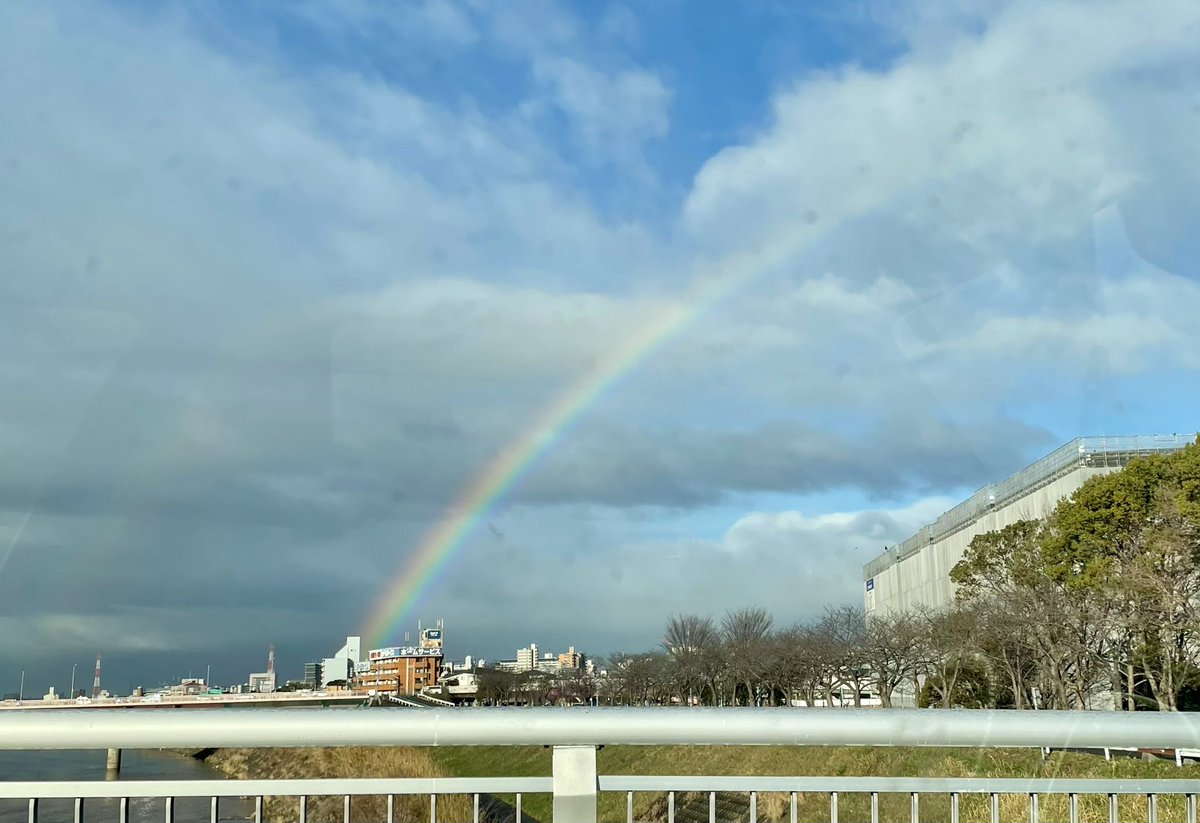 今朝、虹みた🌈喜ばしい♪