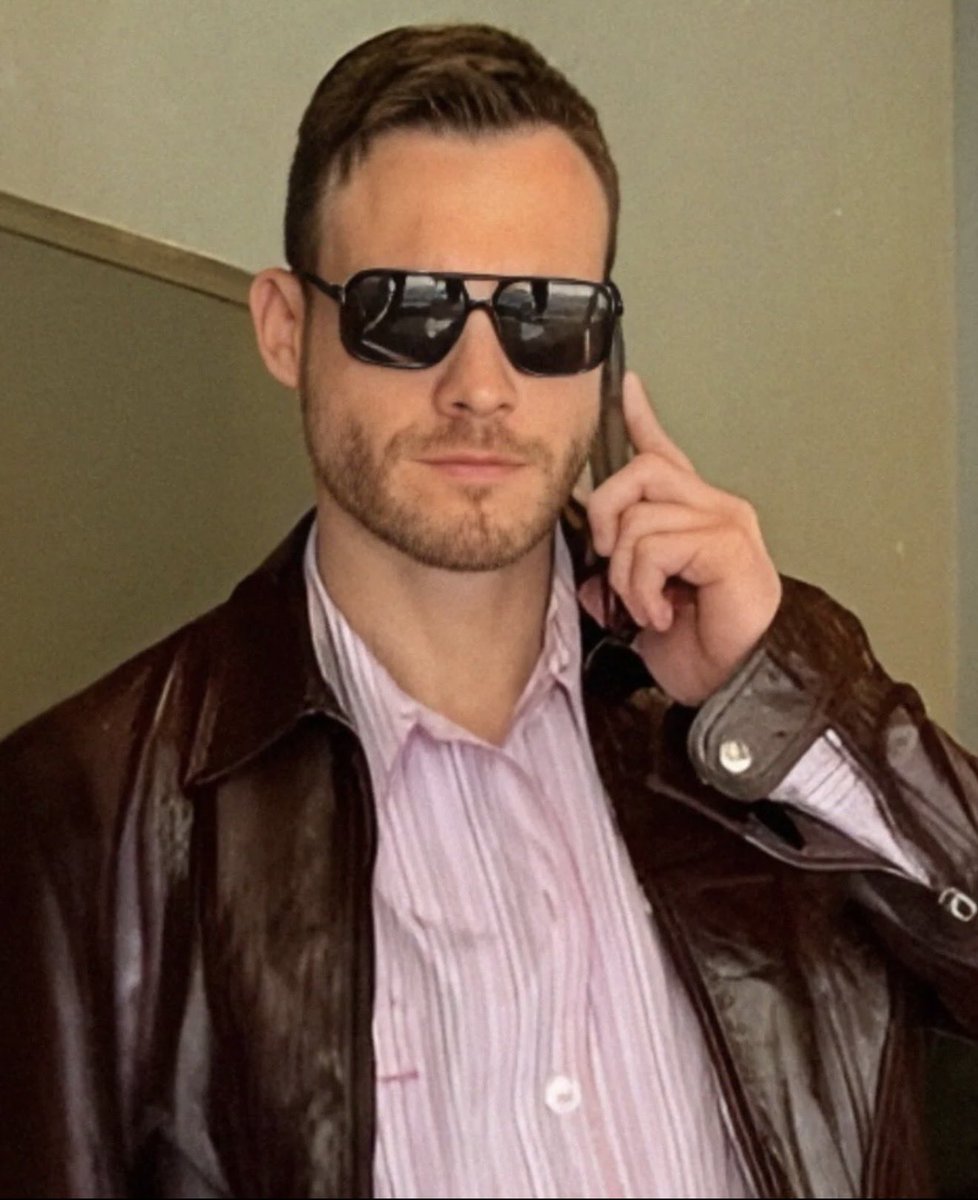 Buenos días😊…Kerem No te falta nada.
Eres un gran hombre, un amor de persona, eres trabajador, eres guapísimo, te esfuerzas todos los días y tu corazón es noble.No dudes nunca de ti ni pierdas tu esencia..Feliz y lindo miércoles para todas..♥️♥️♥️♥️#KeremBürsin