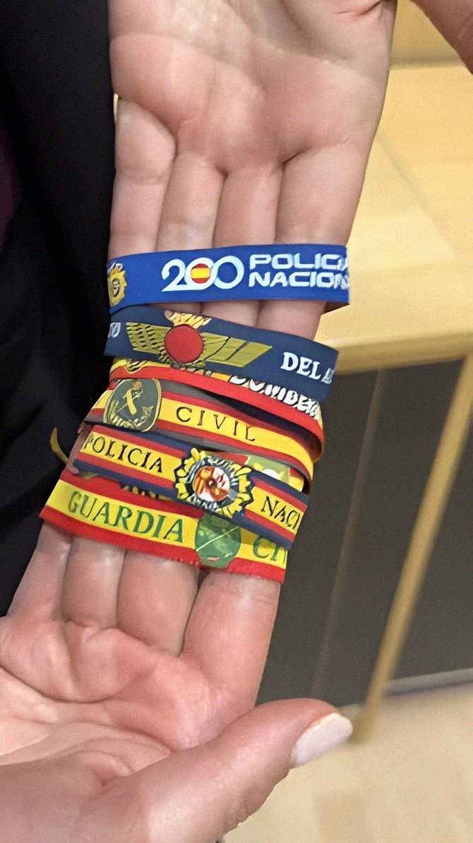 CapitanApio's tweet photo. Ahora es cuando se demuestra quién es patriota de verdad. Y para  sorpresa de nadie: los de las pulseritas han resultado ser unos cipayos. https://t.co/9xDnQLgCRa