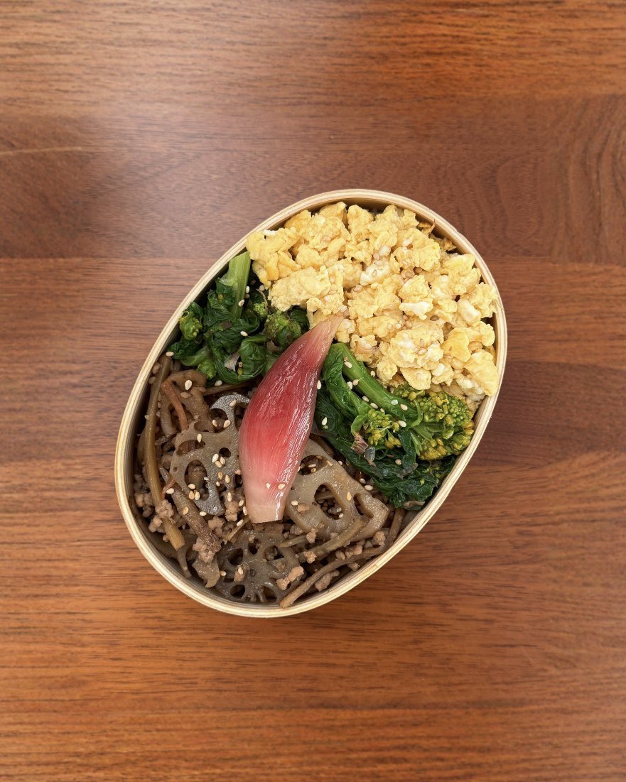 _chacosroom's tweet photo. そぼろ弁当🥢
炒り卵、菜の花のおひたし、蓮根とごぼうと豚肉のきんぴら。帰省前でバタバタしていたので作り置きで手軽なのっけ弁🫶🏻 https://t.co/v4LGf4l6sF