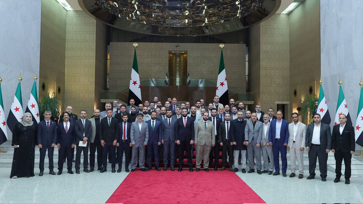 AlkarhAbd's tweet photo. تشرفتُ مساء أمس بتلبية دعوة السيد الرئيس أحمد الشرع، برفقة عدد من الزملاء الإعلاميين، لحضور مأدبة إفطار أعقبها لقاء حواري مع فخامته. https://t.co/EG32ZaVDjE