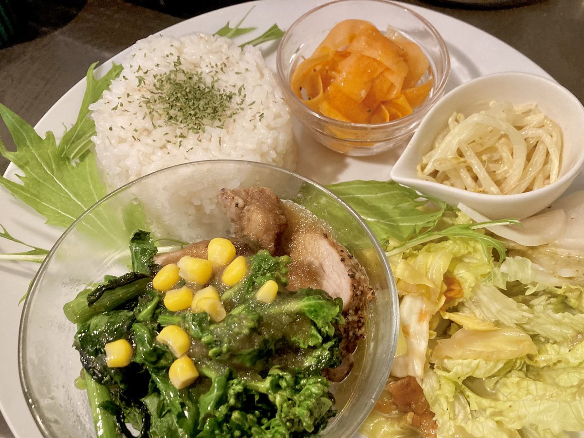 『豚肉とのらぼう菜の特製梨ダレ炒めプレートごはん』
デイリーメニューは、
のらぼう菜や掻き菜の季節の味と豚肉の旨みを引き出してくれる自家製梨ダレの美味しさを楽しんで下さい💕
ドリンクセット一杯目全品半額‼️
ケーキやプリンもオススメ😊

昼のグリカフェに、ご来店お待ちしております🤲