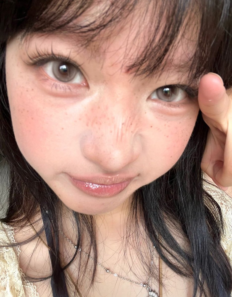 แล้วสีโทนนี้มันแต่งตาสนุกอ่ะ จะแนวคลีนๆ ก็ได้ เน้นตาโต่วอินก็รอด ทาจริงๆ โทนสีแนวนี้แต่งหน้าง่ายกว่าที่คิด แปะเรฟเมคอัพประมาณนี้เลย