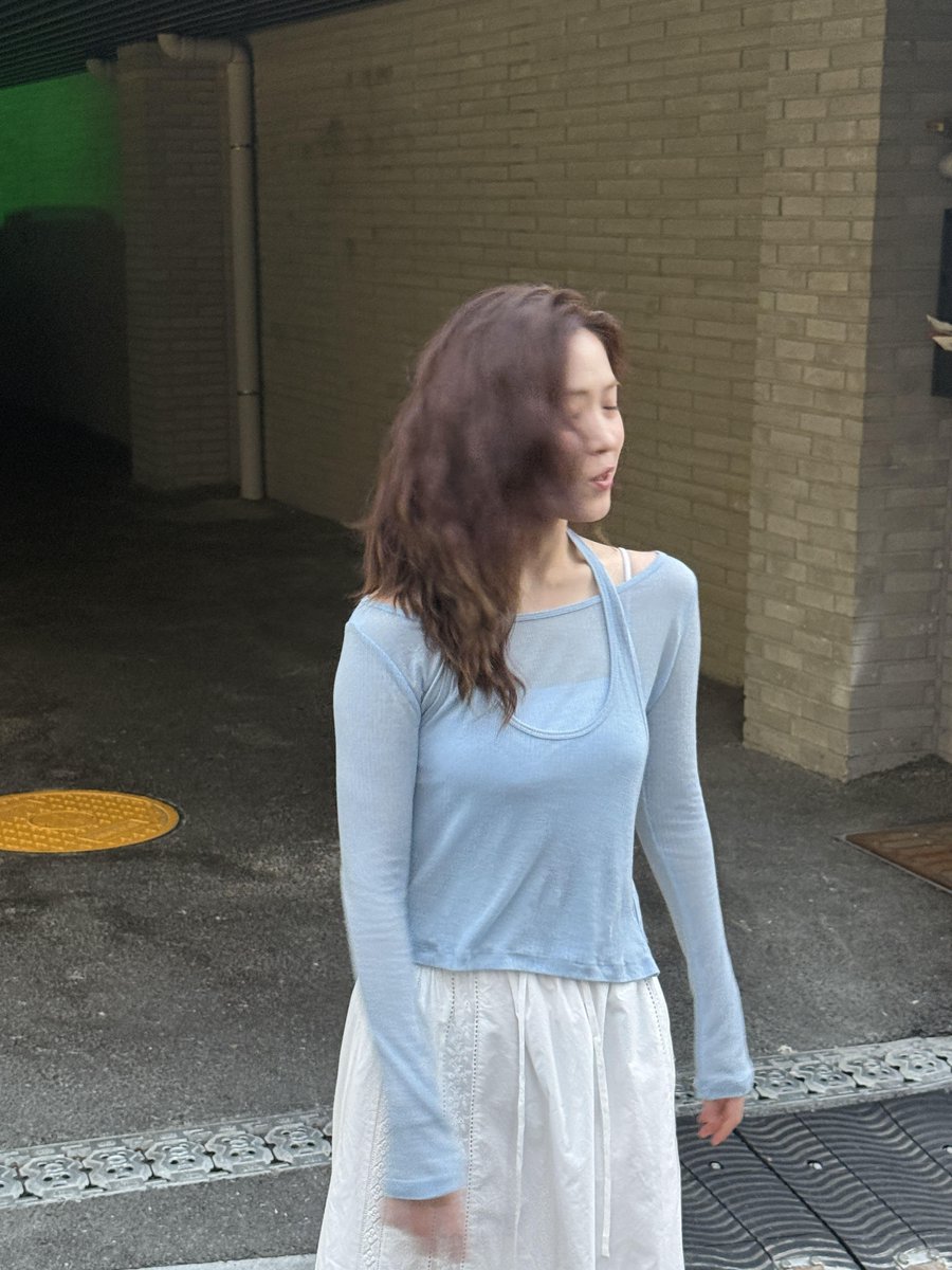 yeji taking pics at the same place where ryujin and jisu took theirs