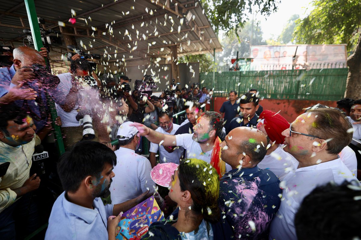 रंगों और मोहब्बत के पर्व होली की आप सभी को हार्दिक शुभकामनाएं।

होली के रंग आप सभी के जीवन को नई आशाओं, नए उमंग और अनगिनत खुशियों से भर दे।