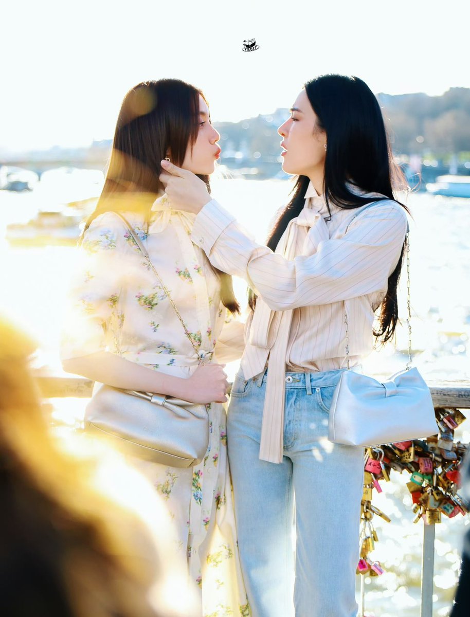 คนนึงจัดผมให้ อีกคนทำปากจุ๊บจุ๊บ !? ห๊าาาาาา

LINGORM BA DIOR AT PFW26 
#LingOrmDiorAW26   #DiorA...