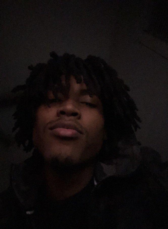 Chronicle______'s tweet photo. My momma birthed a handsome young man https://t.co/j9cDzxplD8
