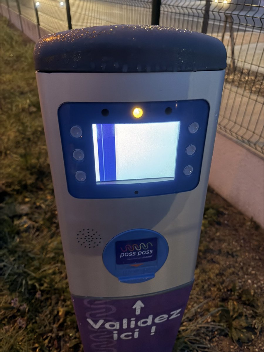 Fabian040299's tweet photo. Hello @TERHDF gare de Strazeele valideur côté vers Lille HS :) https://t.co/92EApxwDf5
