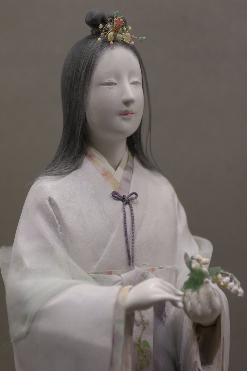 大伯皇女
　人形作りは有間皇子と大伯皇女の挽歌のゆえでした。これは4体目の皇女です、幾度手直ししても意に染まず、五度目の手直しでした。
「磯の上に生ふる馬酔木を手折らめど　見すべき君がありといはなくに」