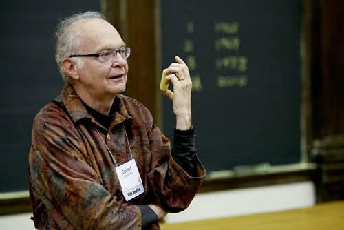 xenit_v0's tweet photo. BİLGİSAYAR BİLİMCİSİ DONALD KNUTH ŞOKTA! 🚨

Yapay zeka, bir dehanın haftalardır çözemediği bir problemi tek başına alt edebilir mi? Bilgisayar biliminin efsane ismi Knuth, Claude'un bunu nasıl başardığını dünyaya duyurdu! 🤯

Knuth, efsanevi kitap serisinin yeni cildini yazarken çok zorlu bir probleme takıldı. Belirli bir kuralın genel formülünü arıyordu ama bir türlü işin içinden çıkamıyordu. Çözüm adeta büyük bir sırdı.

Knuth’un bir meslektaşı, bu problemi Anthropic’in modeli Claude Opus 4.6'ya sordu. Ondan sadece cevabı değil, denediği her adımı kaydetmesini istedi.

Claude pes etmedi! Farklı yollar denedi, yanıldı, tekrar denedi. Tam 30 farklı adımda başarısız oldu veya sadece yarım yamalak sonuçlar aldı.

Vazgeçmeyen model, 31. adımda yepyeni bir kod yazdı. Ve olanlar oldu!

Yazılan bu kodun, problemin çok büyük bir bölümünü kusursuz bir şekilde çözdüğü fark edildi. Claude, kimsenin göremediği o gizli kuralı bulmuştu!

88 yaşındaki efsanevi bilgisayar bilimcisi, makalesini sarsıcı bir itirafla bitiriyor.

Claude'un bu bağımsız problem çözme yeteneğini "etkileyici bir başarı hikayesi" olarak tanımlayan Knuth; üretken yapay zekaya (GenAI) dair bugüne kadarki tüm fikirlerini ve önyargılarını gözden geçirmesi gerektiğini açıkça kabul ediyor.
Makalenin tamamı: https://t.co/sN34F75rar