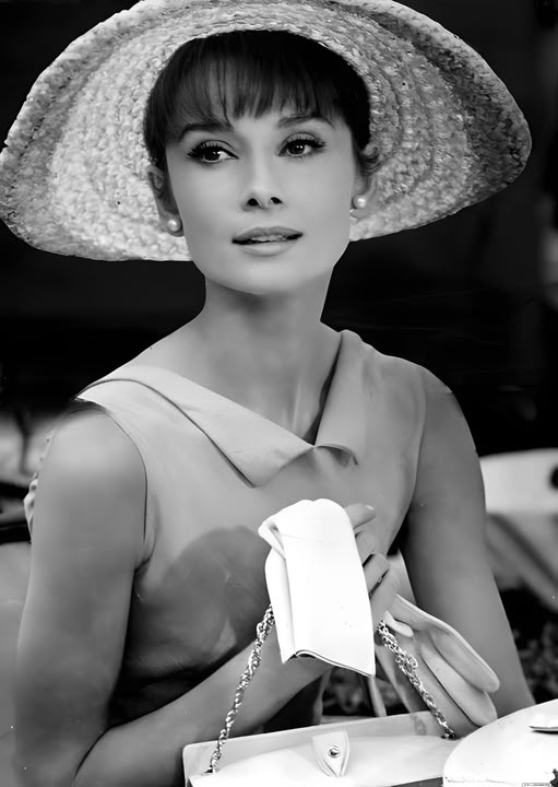 ChonlozB's tweet photo. A moment of effortless grace — Audrey Hepburn, photographed by Bob Willoughby on the set of Paris When It Sizzles (1964).
#celluloidclassics https://t.co/kDugE7CLYv