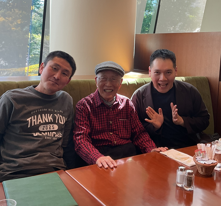 saruzukinosaru's tweet photo. 志ららに連れられて行った先に現れた今日の雑談ランチのお相手は神田伯山さん。超多忙なのに時間を割いてくれてありがたい。チンさまの昔話を｢実際の体験談を聞けるのは貴重です｣と嬉しそうに聞き出してくれて｢昭和のプロレス話は形に残して下さいよ｣とリクエストされた。またボクをネタにしてね。 https://t.co/wjRJmStjIG