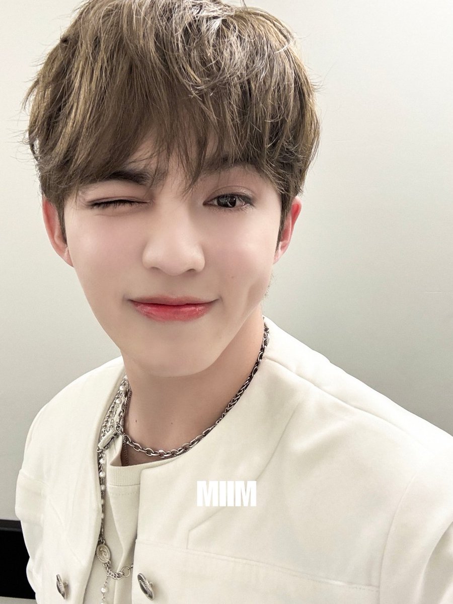 [EXCLUSIVE] 분명 홍콩 콘서트인데 왜 내 마음속에서 축제 중임? 
최승철 윙크 유죄, 진짜 유죄!💓

instagram.com/p/DVc6FJVCcdy/

✔️ 밈 팔로우 하고 세븐틴 독점 콘텐츠 미리 보기 😁

#에스쿱스 #최승철 #Seventeen #SVT #SCOUPS

아티스트 | 세븐틴 에스쿱스