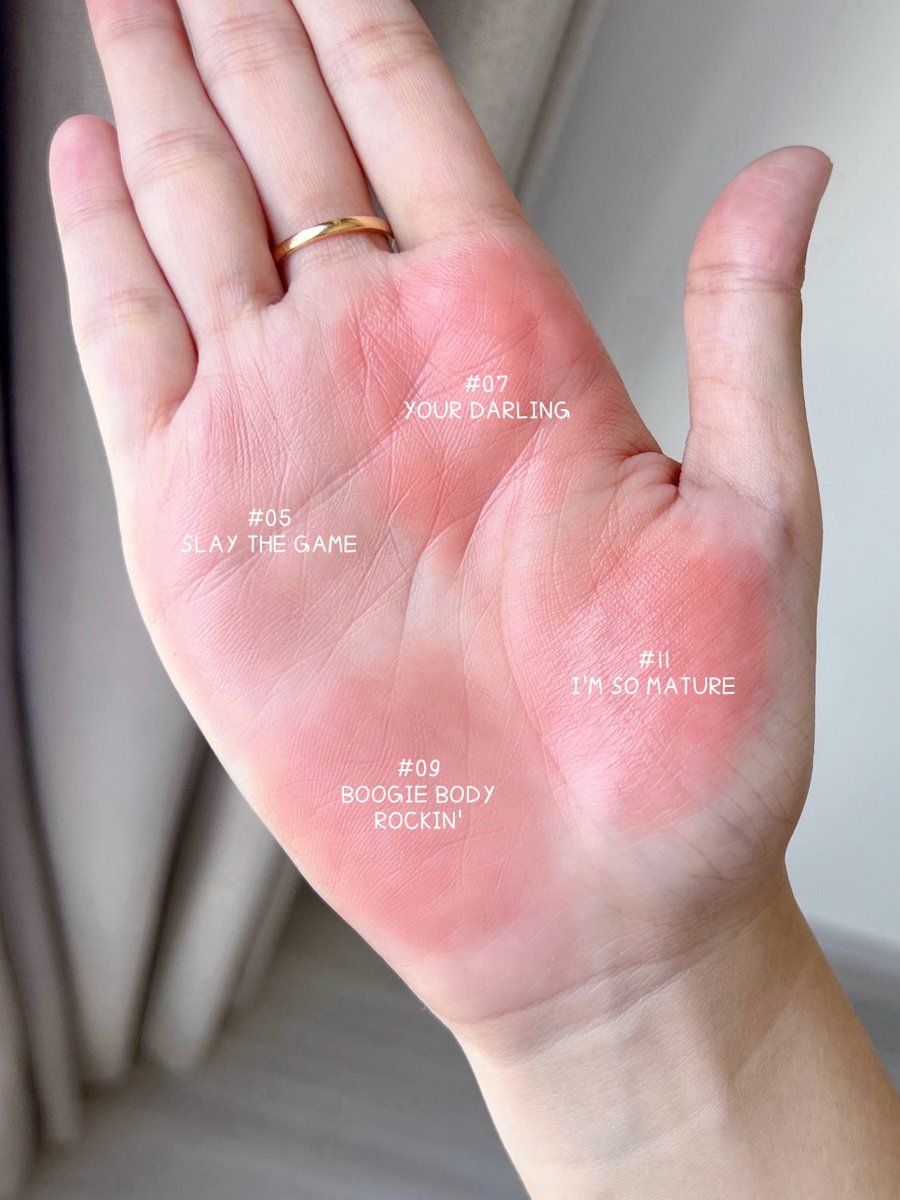 เป็น fav. ที่หยิบมาใช้ตลอด เพราะนัวมากกกก ครีมบลัช LA GLACE สี Neutral Tone โทนกลางๆละมุนๆ สวยแบบมากๆๆๆ ทาแล้วได้ลุคคลีนเกิล หน้านัวยิ่งกว่าผงชูรส เป็น 4 สีที่จิ้มอันไหนก็สวย แล้วเนื้อเกลี่ยง่าย ไม่เป็นคราบเลยจริงๆ ทุกคนไปลอง