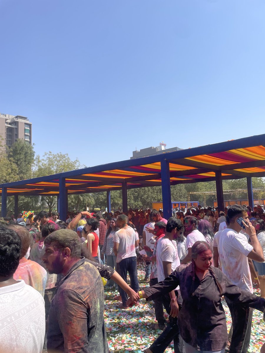 desi_comic's tweet photo. @bookmyshow hello, organisers ran away from place, green place, ring road

We booked vip tickets and now there is no one there there is so much crowded in place waiting to play holi but organisers ran away from venue 

@AhmedabadPolice do something!!!! https://t.co/BlfA16C4fc
