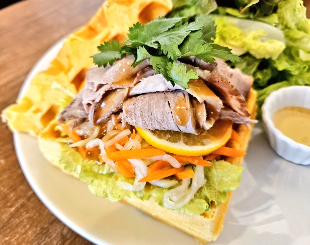 workers_cafe's tweet photo. こんにちは！限定メニューのご案内です🥳
【バインミー風自家製ローストポークのオープンサンド】
カリッと焼きのワッフルに、自家製ローストポークのスライス、アジアンな調味料を使用した、バインミー風のアレンジワッフルです🎵
紅白なますの酸味が爽やかな一品です！是非お試しください😋✨ https://t.co/k2Ym8jqamn