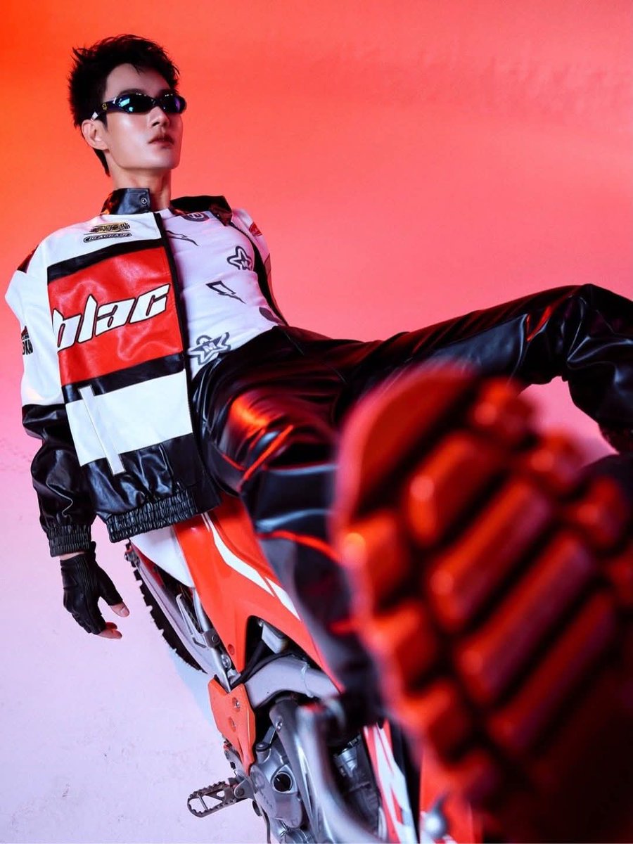 พาเวล นเรศ ก้าวสู่สายแฟไอคอน ถ่ายทอดลุคสปอร์ตโมเดิร์นอย่างมีสไตล์

#pavelphoom #PavelNaret #PitBabeVibes #GentleMonster 

▶️ facebook.com/share/p/18Q6C9…