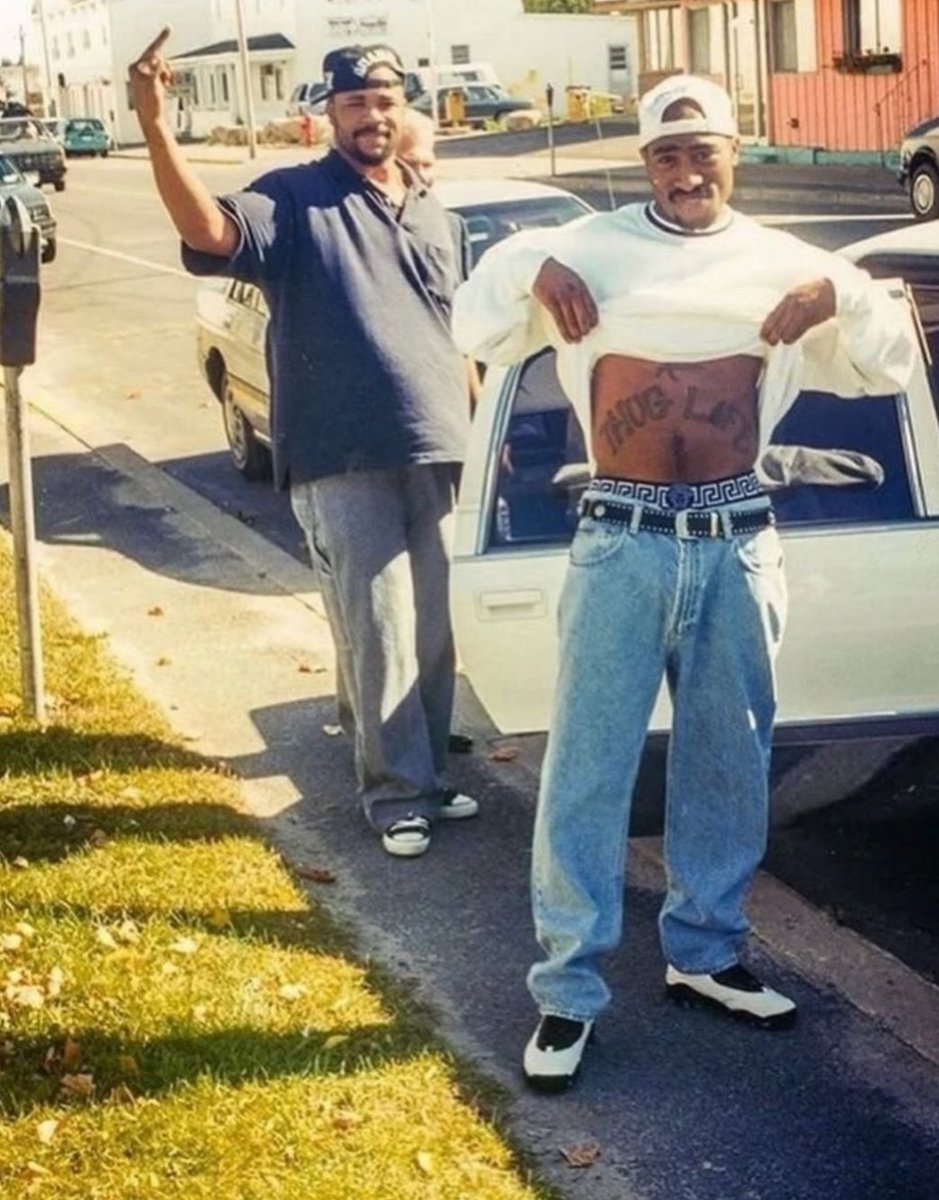 The day Tupac was freed after suge knight paid his $1.4m bail.