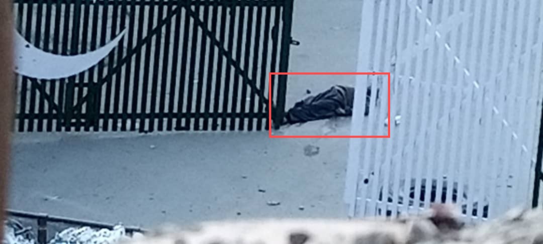 #BreakingNews 🚨
At the Torkham border gate last night, a Pakistani soldier was shot and is still lying there.