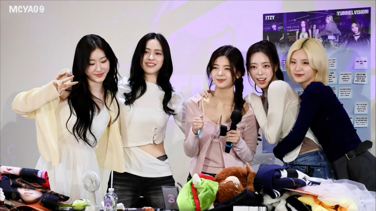 mcYA09's tweet photo. 260227 대만 팬싸
-
But nothing is better than FIVE

(有娜都會不經意露出小兔牙😆）

#ITZY #있지 #YEJI #예지 #LIA #리아 #RYUJIN #류진  #CHAERYEONG #채령 #YUNA #유나 https://t.co/wdyeBPbaue