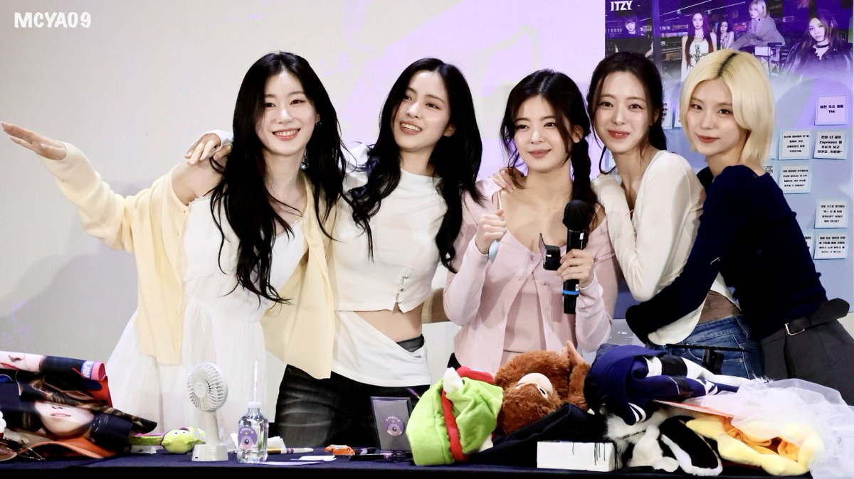 mcYA09's tweet photo. 260227 대만 팬싸
-
But nothing is better than FIVE

(有娜都會不經意露出小兔牙😆）

#ITZY #있지 #YEJI #예지 #LIA #리아 #RYUJIN #류진  #CHAERYEONG #채령 #YUNA #유나 https://t.co/wdyeBPbaue