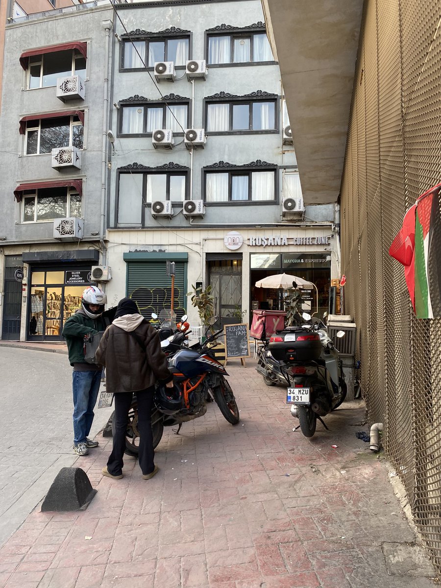 ykayabali's tweet photo. beyoğlu’nun en geniş kaldırımı bir kafe ve motorlar ile yürünemeyecek kadar işgal edilmiş. 

ilgilenir misiniz? @BeyogluBld https://t.co/UxamOOY1ry