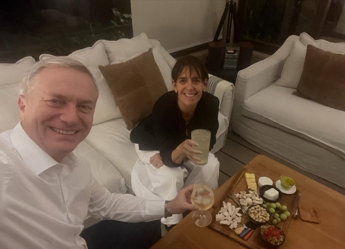🚨🔥 La foto del presidente electo 🙋🏼‍♂️José Antonio Kast junto a su esposa 👡Pía Adriasola cerrando este día con su clásico Martes de Pololeo "aunque sea tarde", publicada en Instagram.
#joseantoniokast