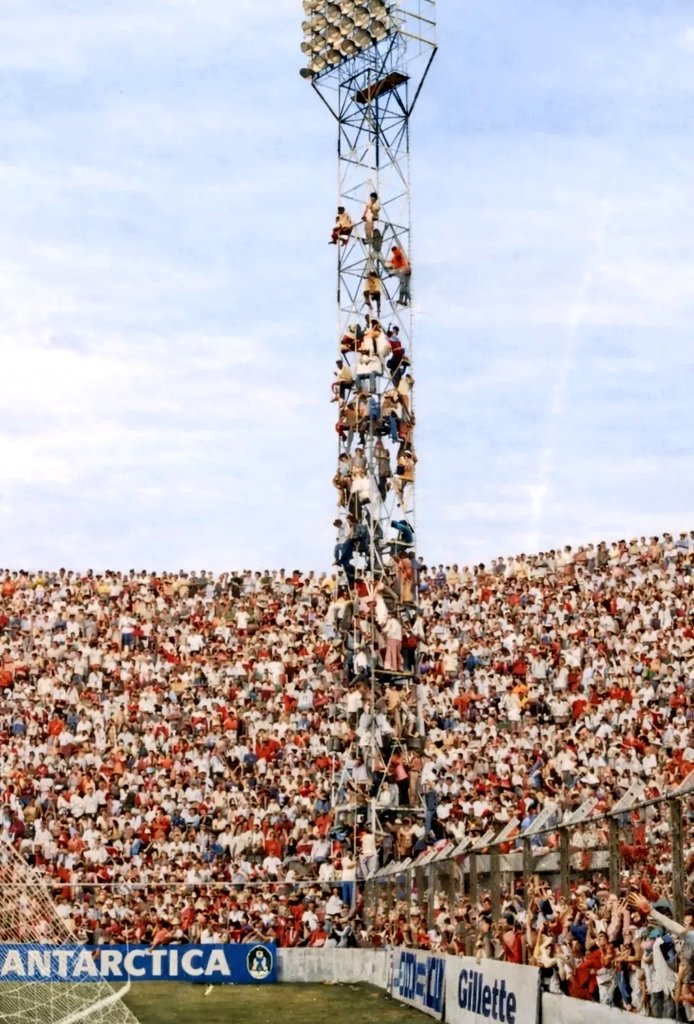 MXESTADIOS's tweet photo. No es México, es Brasil.
1973, juego América vs Santos, en el Estadio Mario Alves.
Último juego de Pelé en esa ciudad de São José do Rio Prieto.

Es lo que se dice un lleno hasta las lámparas. https://t.co/tstm5Byxcd