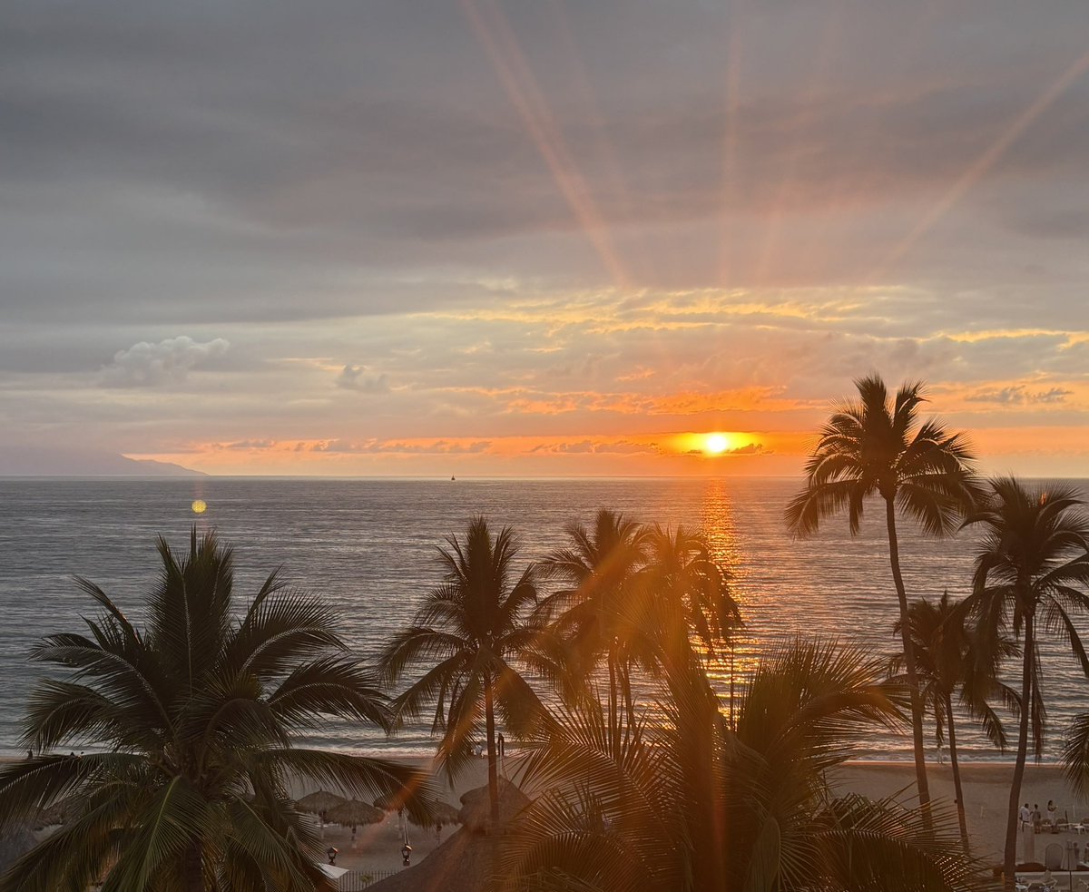 At 5 pm tonight it looked dark and almost like it was going to rain and then this happened!
Another Puerto Vallarta spectacular sunset 🌅
<a href="/CPercySearle/">Carolyn 🇨🇦</a> #PuertoVallarta