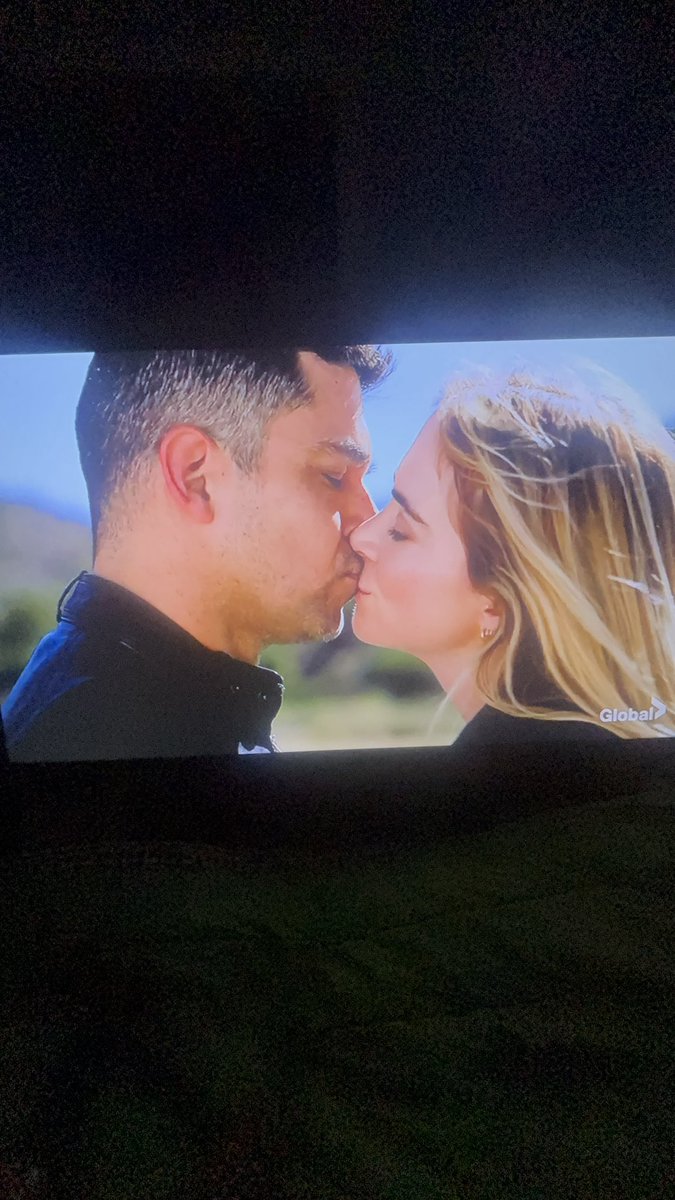 AgentJareau_'s tweet photo. ELLIE AND NICK KISS OH MY GOD MY BABIESSSSSS🥺🥺 #NCIS https://t.co/qySCoa919v
