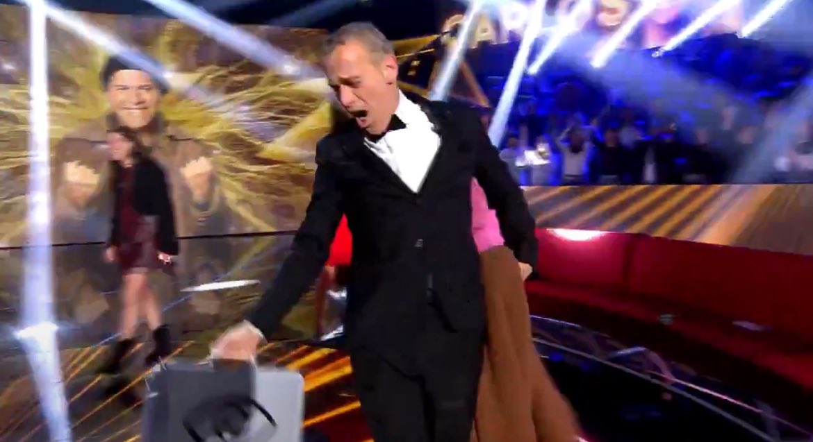 #GHDúoGranFinal
Carlos Lozano se moja,pierde los papeles,no piensa en lo q le perjudica,escupe cuando lo siente,y su seguridad y zascas le dan ese toque tan personal y único!
Así se cierra un gh bordado, toreando con el maletín en señal de habérselos cargado a todos!!! THE BOSS