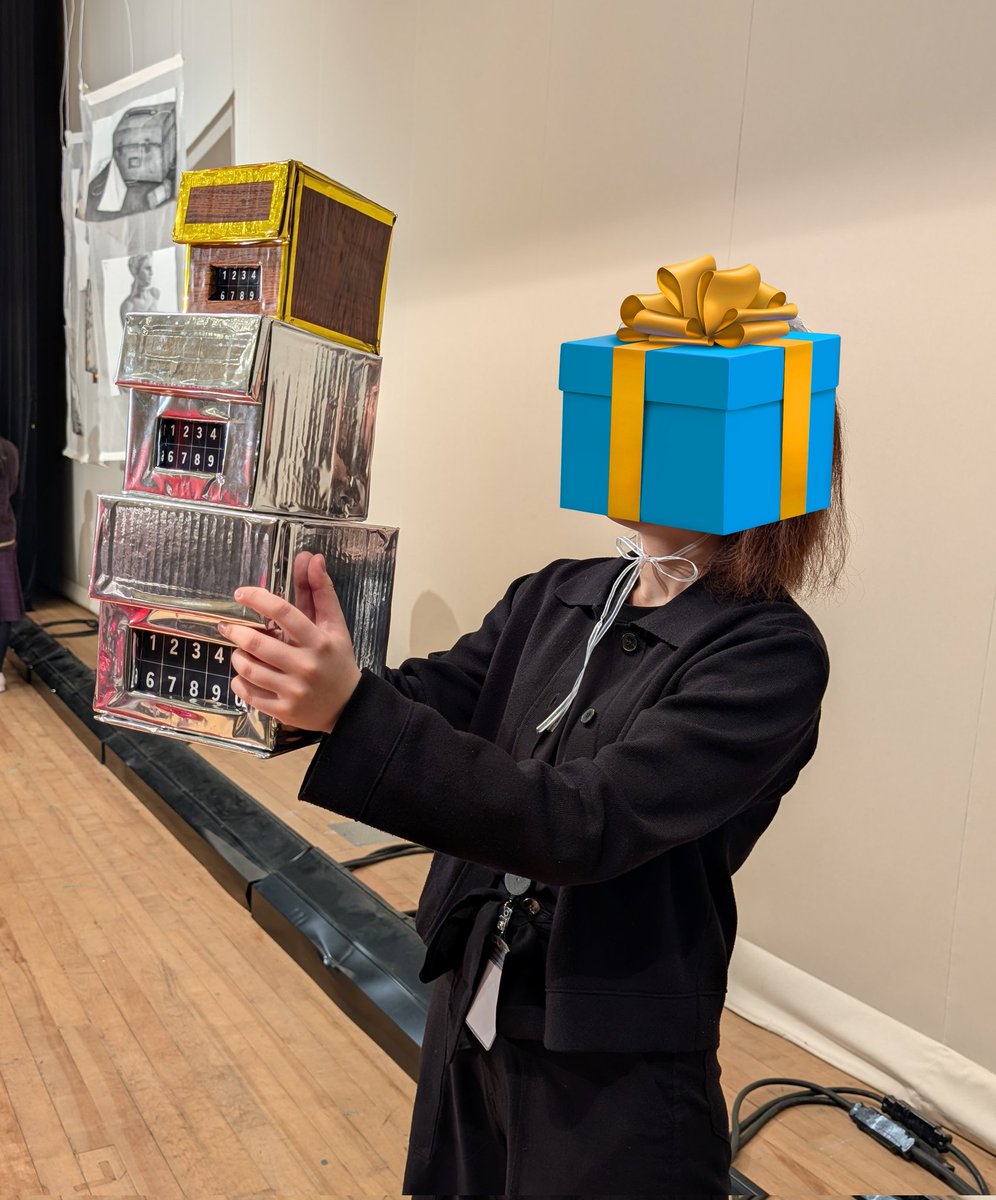 gekibu07's tweet photo. #gpwu
#県女演劇部
🚪シュレディンガーの部室②🚪
本作の話題の中心はなんと言っても『箱』!
一番外の箱×3(そのうち1つは底開き)、2番目の箱、2番目の箱の予備、向日葵の箱…と計6個使用しました🎁
箱の中に箱を実現するためには精密な手作業が必要で大変だったようです✂️ https://t.co/1EqVFvR6zV