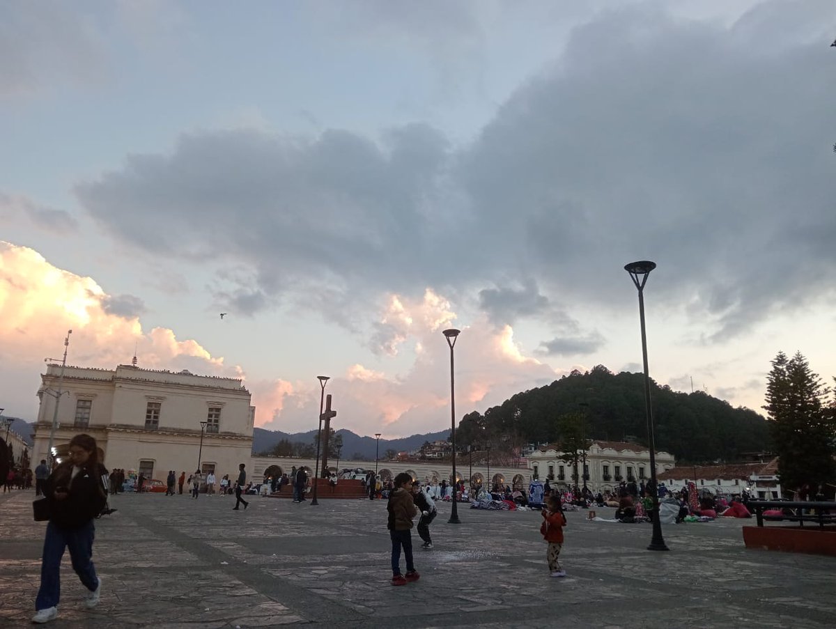 ChiapasMeteo's tweet photo. Desde el centro de San Cristóbal de las Casas, Chiapas, don Francisco Navarro nos comparte estas bellas fotos del atardecer; con nubes cumuliformes en el horizonte 🌅🌄☁️.
Así terminó este 03 de marzo de 2026, en la ciudad real.
#sunset #sky #cloid #nube #SanCristobal #sancris https://t.co/NiUISh9evq