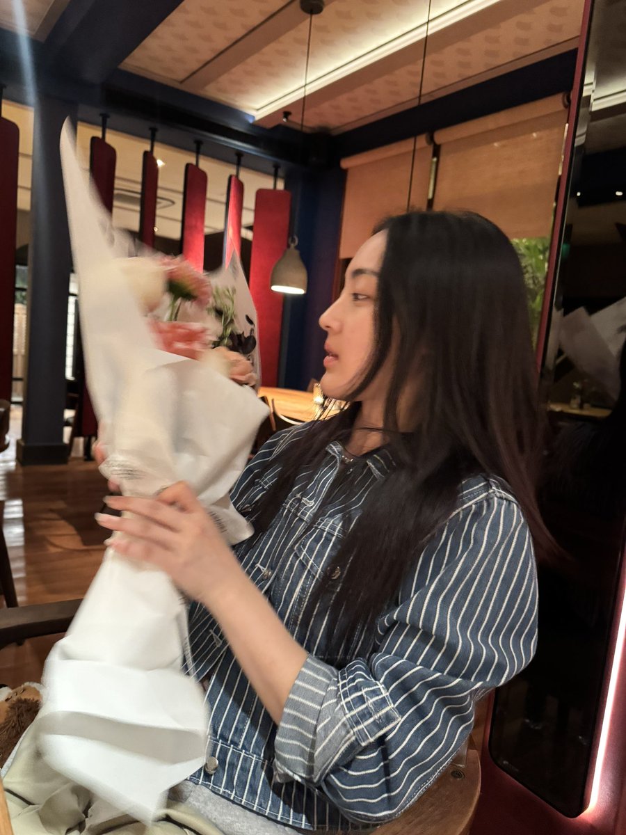 ความต่างคือ 
คนแรกบอกว่าซื้อเองแต่ไม่มีใครเชื่อ คนที่2เนียนประหนึ่งมีคนให้แต่แฟนคลับคิดว่ายืมเฮียเอสมา 5555555