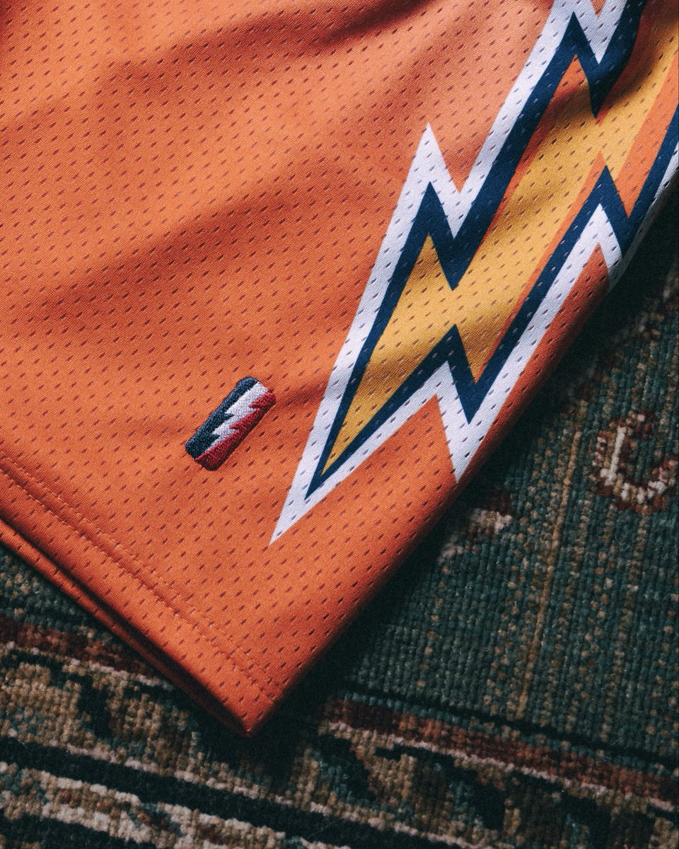 COLLECT & SELECT tweet media