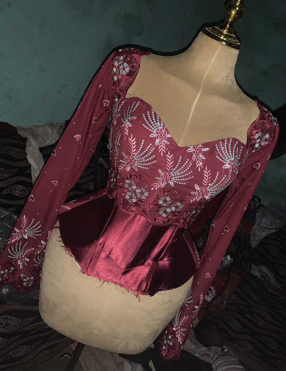 couturier_223's tweet photo. Ni Allah son na moi je vais être un avertissement de ce que ça fait d’être un étudiant et mener un business comme la Couture 🧵 🪡 et consorts 😭😭😭
2H du matin 😭😭 https://t.co/Ci3dXuz1uh