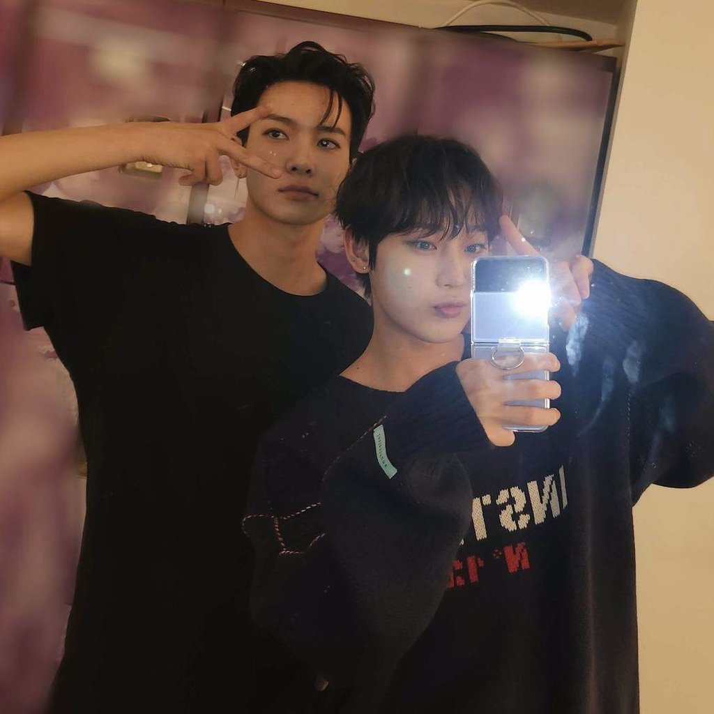 ᅟ
Eu não canso de agradecer a sua presença na minha vida. Você é aquele que chega o mais próximo possível da perfeição e me ama como eu sempre sonhei em ser amado. Aquele que é artisticamente romântico e expressivo de maneira apaixonante. Eu amo você de corpo, alma e arte.
ᅟ