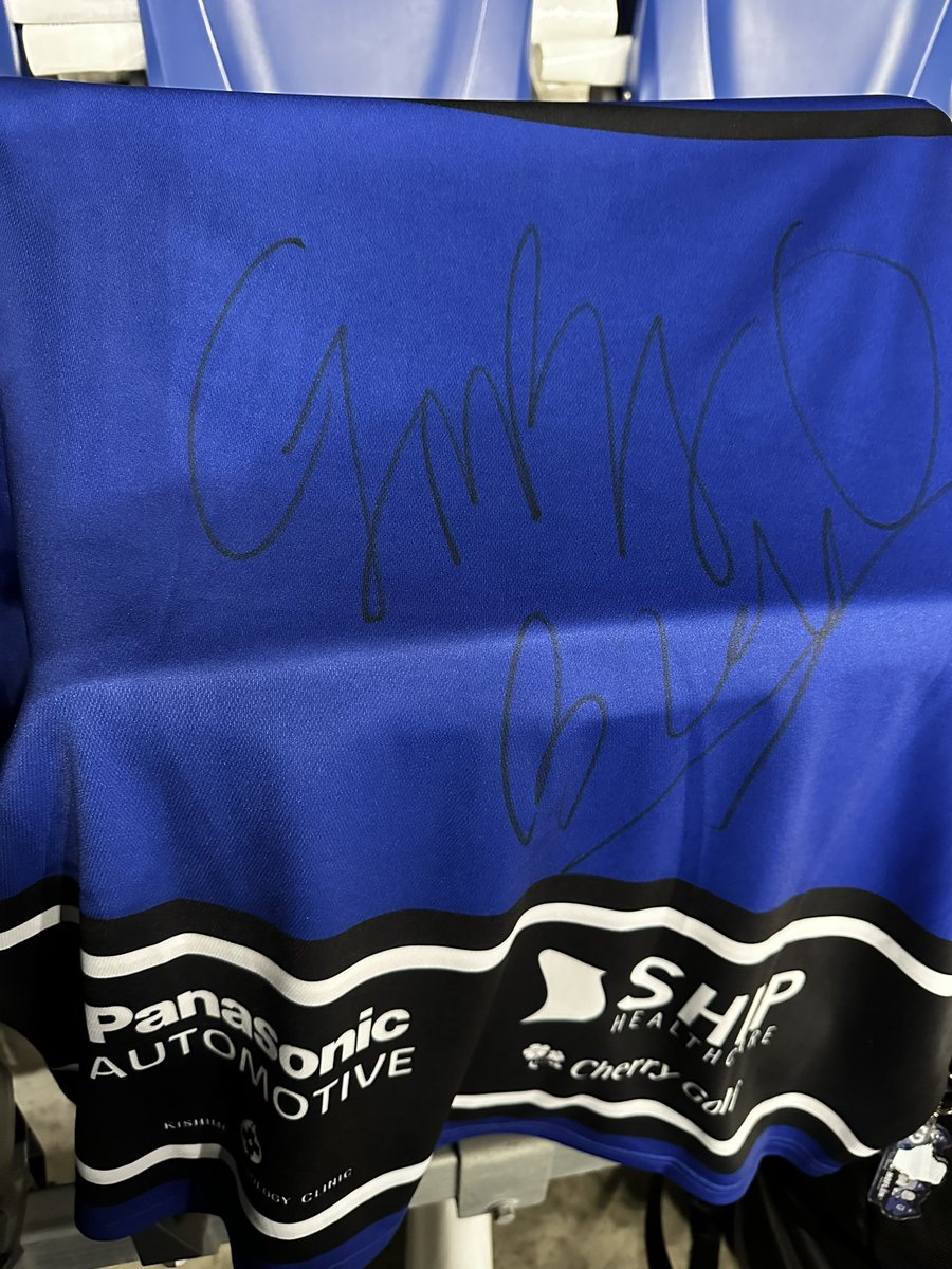 アメフトシャツ 2年年前？も貰ったのあるわぁ💙🖤 ボーイにサイン入れ