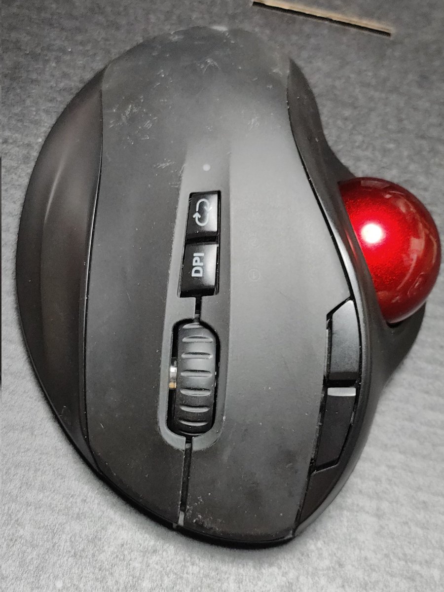 mi_uruha's tweet photo. 本日のテーマ

動作しないジャンク
トラックボールマウス
充電式

充電試す 一瞬だけランプ点灯
充電出来ないから動作しない

仕方なくバラす

配線抜き差し
なんか違和感
バッテリーゆるゆるな気が
全て挿し直したら

充電するではないか

プチジャンクか

1000円だし
儲けたような気がする https://t.co/OfF92QmoLz