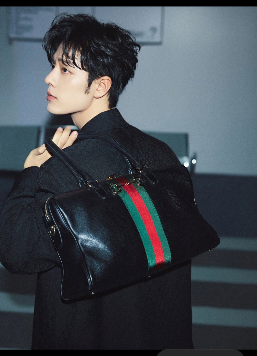 อ่านเจอว่านอกจากยอดซื้อเสื้อผ้าในสไตล์เดียวกับเซียวจ้านเพิ่มขึ้นอย่างสูง กระเป๋าสะพาย Jackie1961 และ Borsetto Boston ขายหมดเกลี้ยง เข็มกลัด สร้อยคอ แว่นกันแดดแบบเดียวกันก็ขายดี และเสื้อเข้ารูปที่เซียวจ้านใส่โปรโมทล่าสุดในคอลใหม่ #GucciPrimavera ก็ได้รับความนิยมมากจากหนุ่มๆฟิตเนส